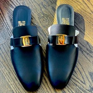 Ferragamo Size 10 bow sliders. Brand new, never touched/worn.